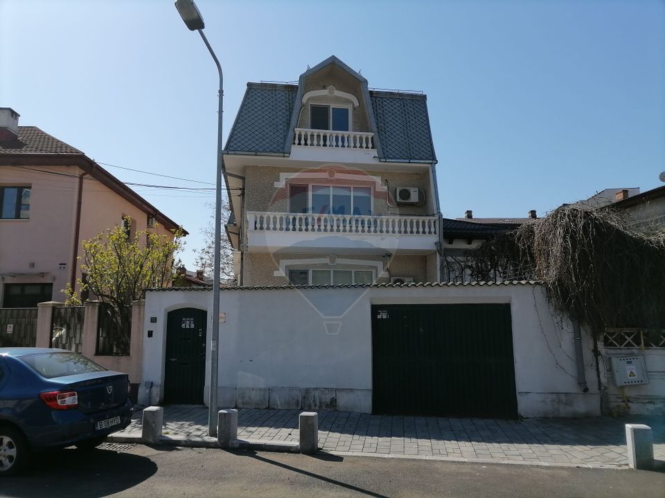 8 room House / Villa for sale, Stefan cel Mare area