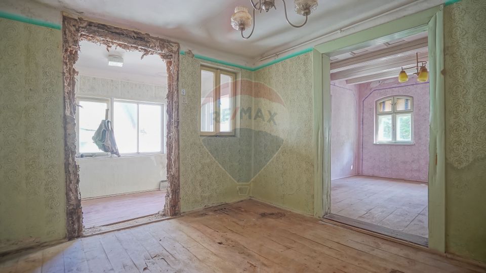 REZERVATĂ! Casă demolabilă cu teren și panoramă , în Șcheii Brașovului