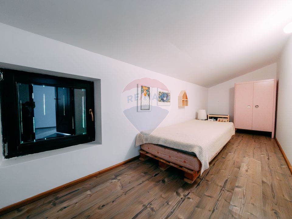 Vanzare casa de vacanta cu ponton privat la lac Tarnita