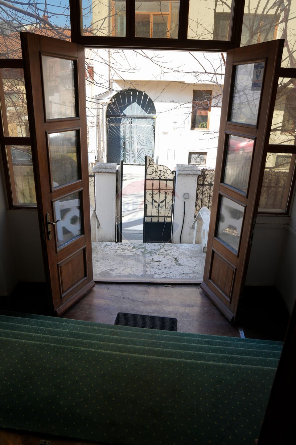 Vila cu 18 camere de vanzare in zona Peninsula