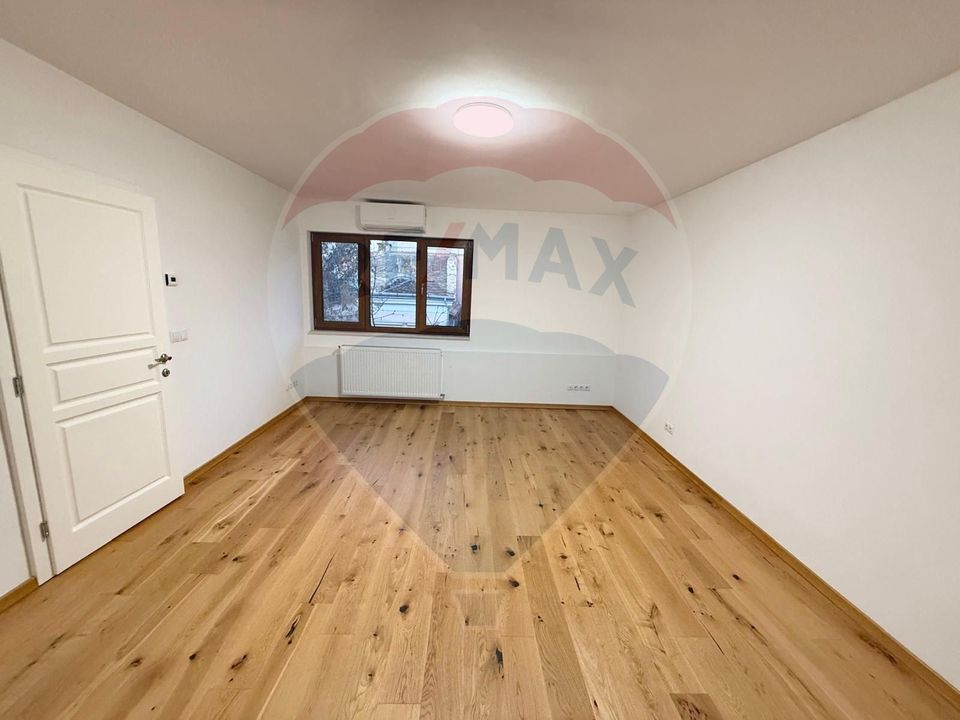 Apartament 4 camere, pe 2 niveluri si curte comuna în Centru