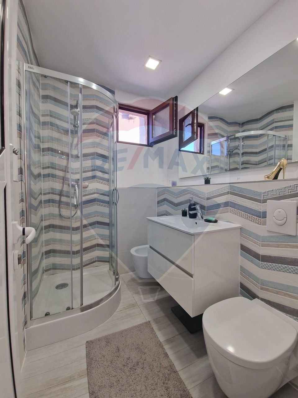 Apartament cu 4 camere de vânzare în zona Ultracentral