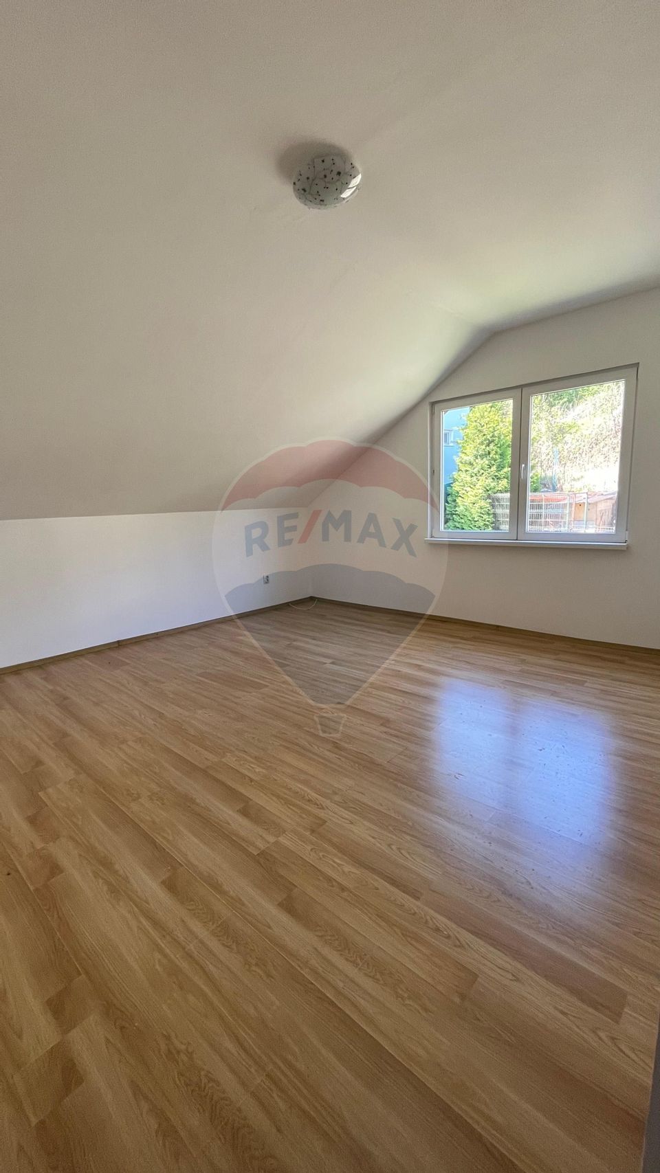 Casă cu vedere spre lac și pădure -deasupra  Barajului Ighis