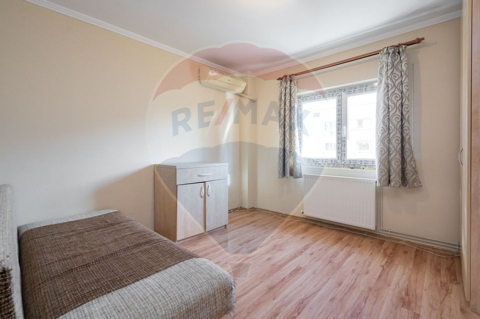 Apartament cu 3 camere de vânzare în zona Drumul Sarii