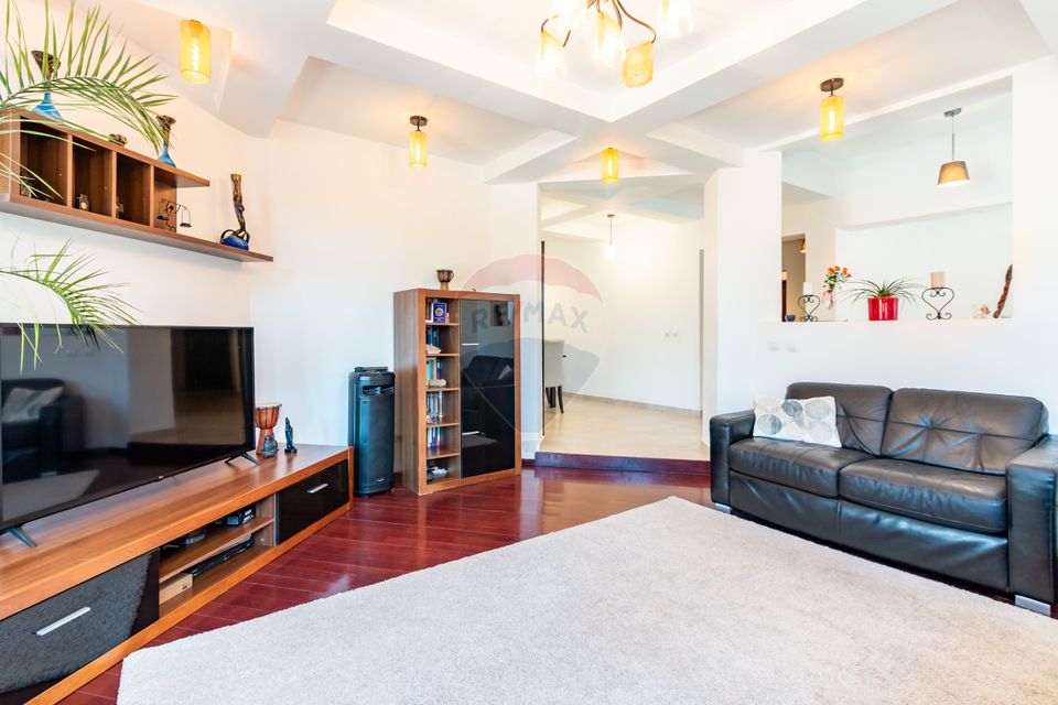 Villa for sale at the entrance to Mogosoaia, between two forests, lake