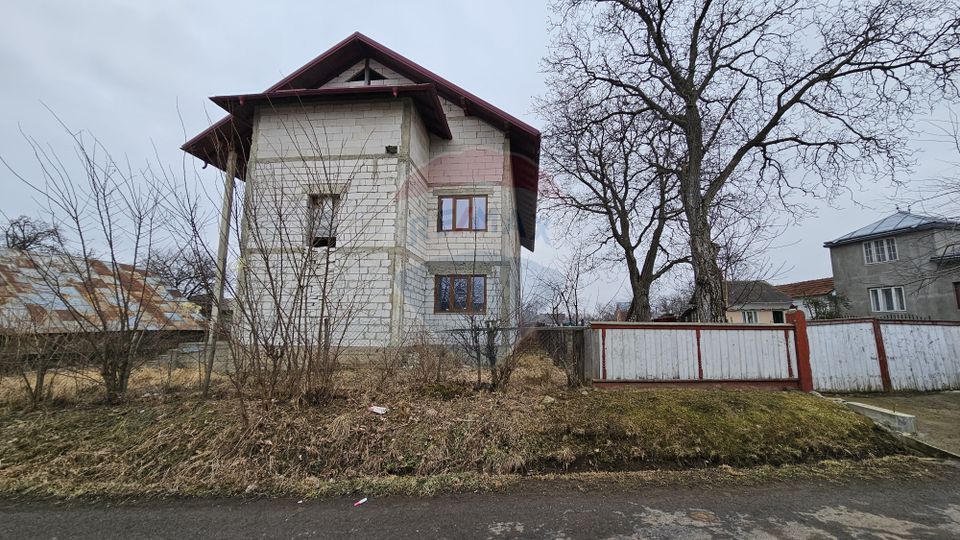 Casă / Vilă cu 12 camere, teren intravilan de 2869mp în Siminicea, SV