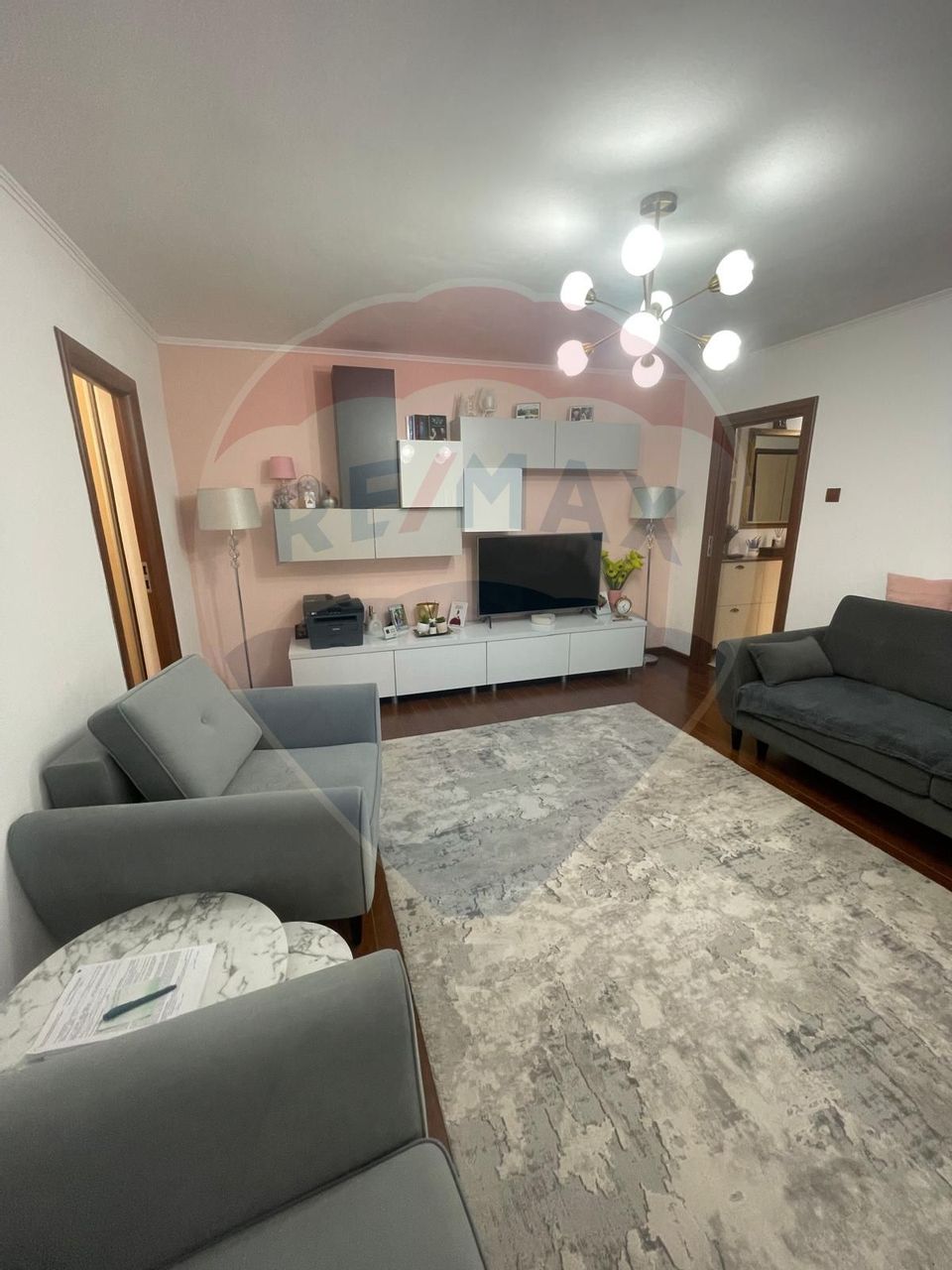 Apartament cu 3 camere de vânzare în zona Rovine