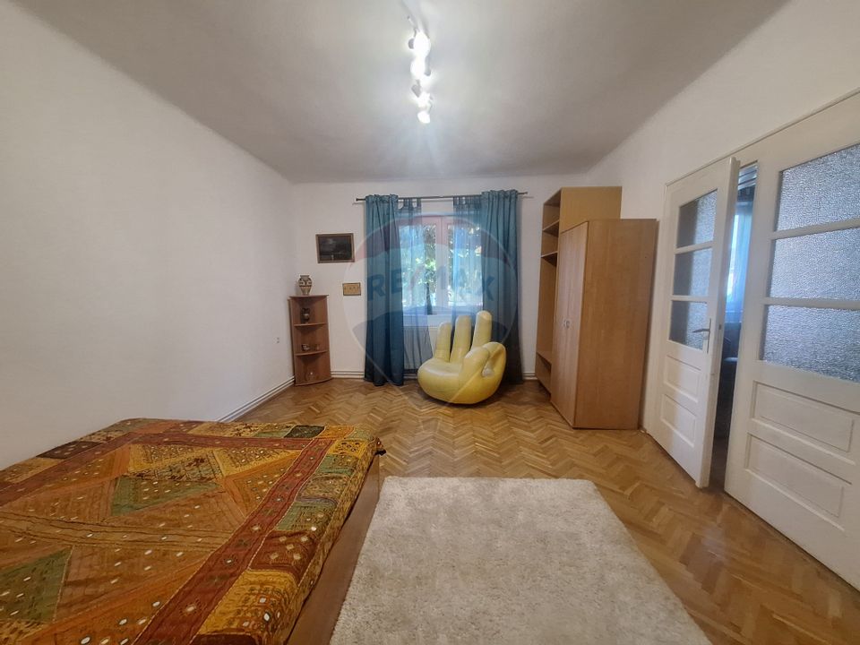 doua case de vanzare in aceeasi curte, în zona Sub Arini