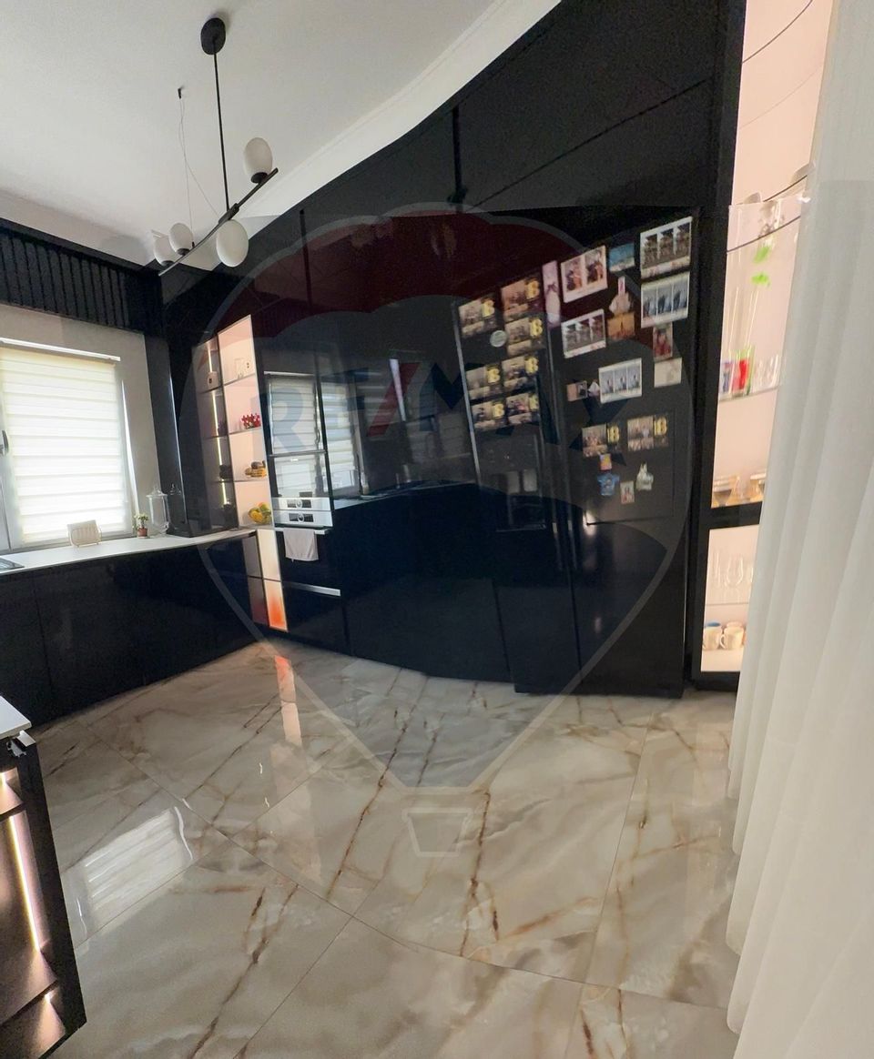 Apartament cu 4 camere de vânzare în zona Sarari