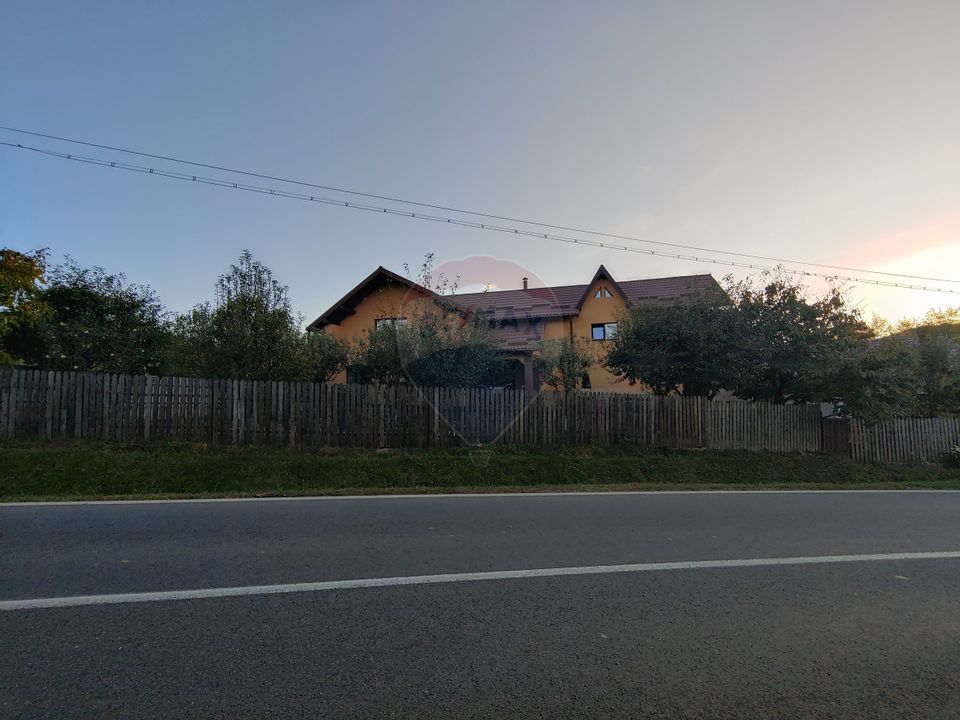 Casă / Vilă-330mp+teren intravilan 740 mp în Vârfu Dealului-Suceava