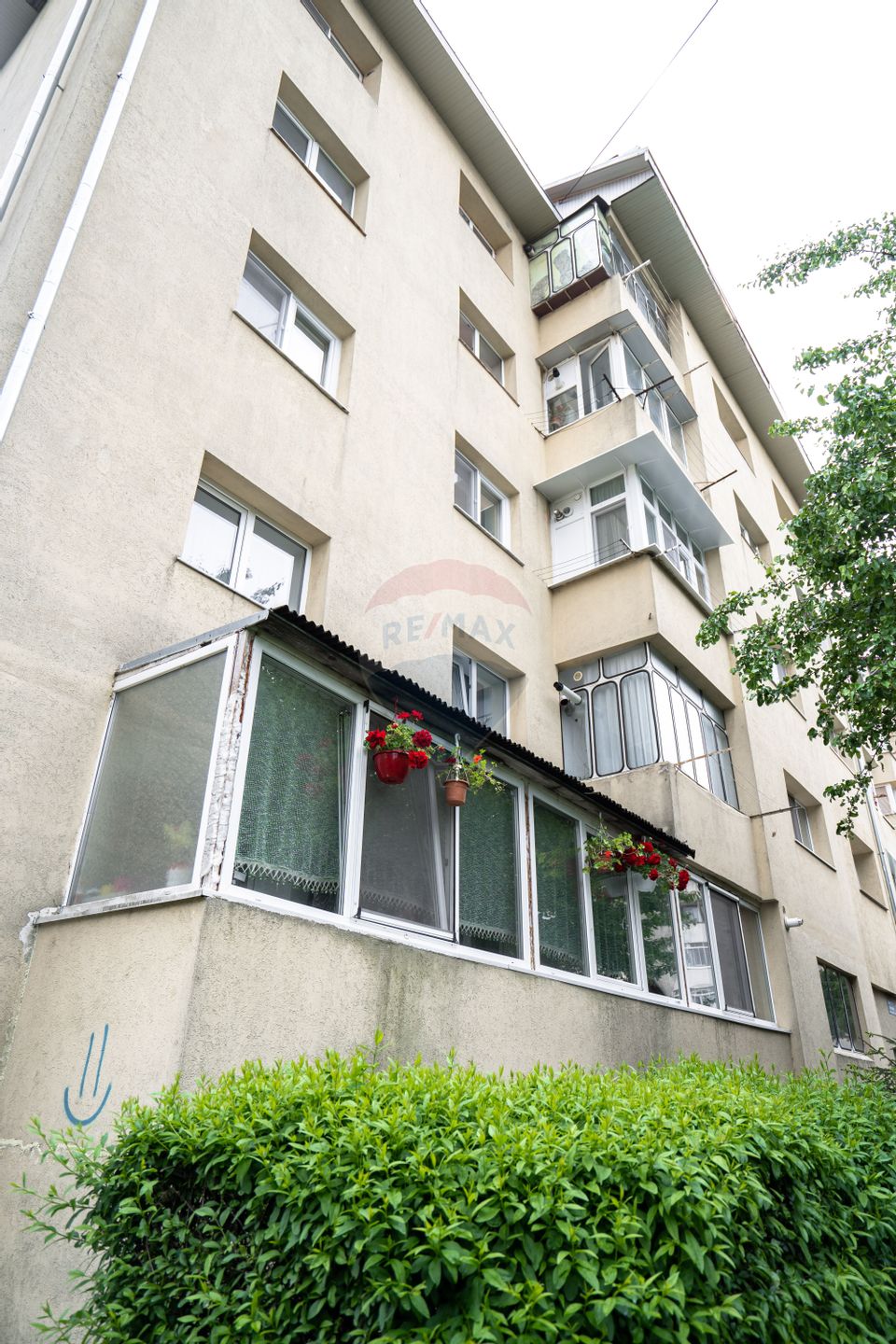 Apartament cu 3 camere, parter înalt de vânzare în zona Obcini