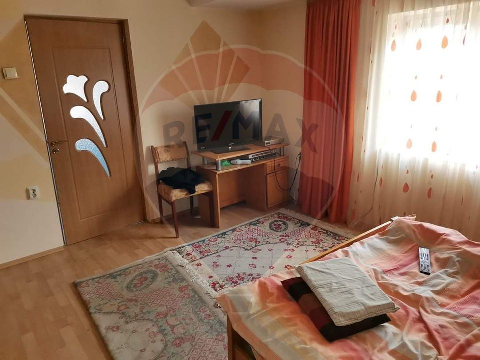 Casa traditionala De Vanzare cu 5 Hectare de teren