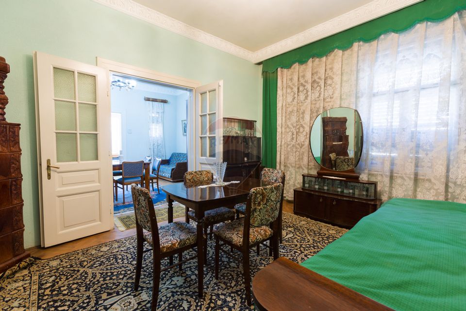 Doua Case de vanzare cu 5 camere + 3 camere,  stradal in Bran!