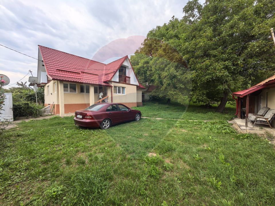 Casa traditionala De Vanzare cu 5 Hectare de teren
