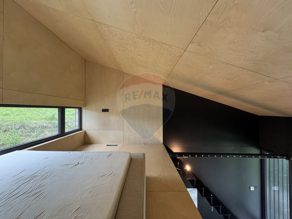 Doua case la munte, cu vedere superba, localizate in Poiana Marului