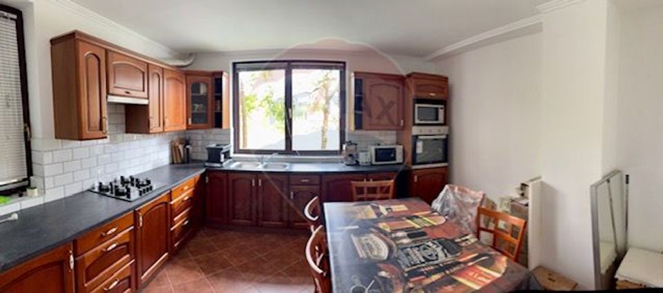 Casă / Vilă cu 4 camere de vânzare