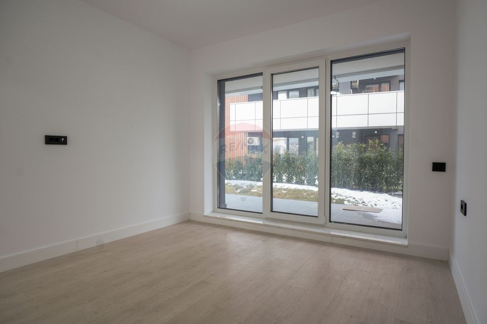 Vanzare apartament de lux cu 4 camere, curte de 279 mp in Pallady