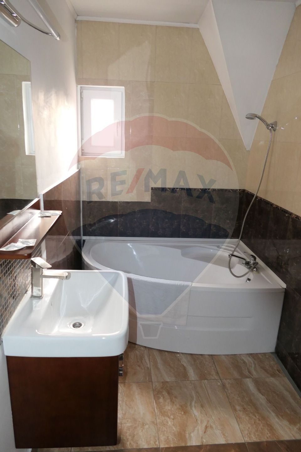 Vilă cu 10 camere de vânzare în zona Centrala