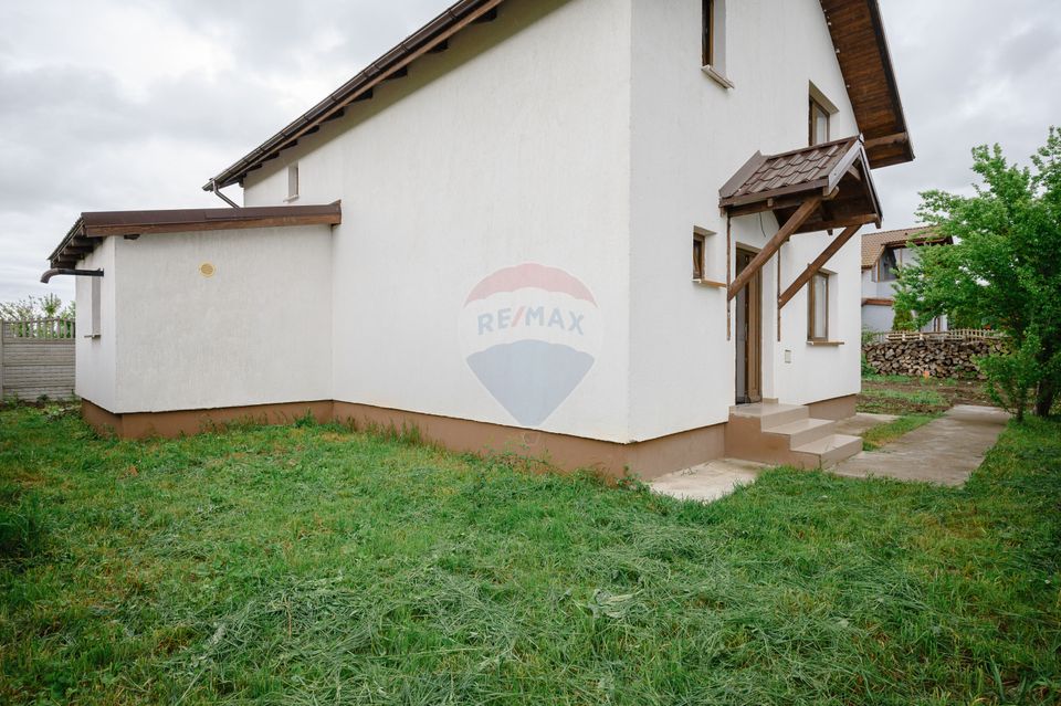 Rezervata! Casă individuală și luminoasă cu 4 camere în Tărlungeni