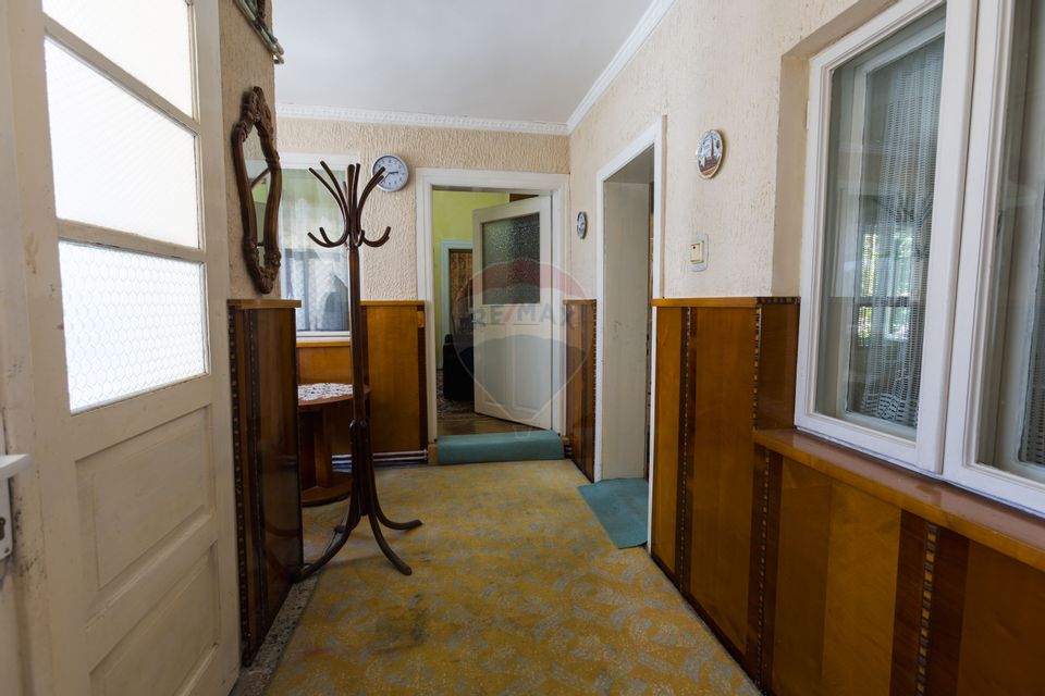 Doua Case de vanzare cu 5 camere + 3 camere,  stradal in Bran!