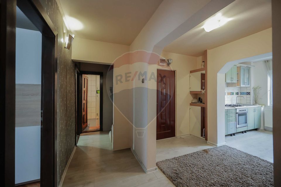 Apartament 3 camere de vânzare în zona Rogerius