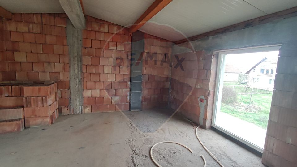 Casă cu mansarda de vanzare Osorhei, 8 km de Oradea