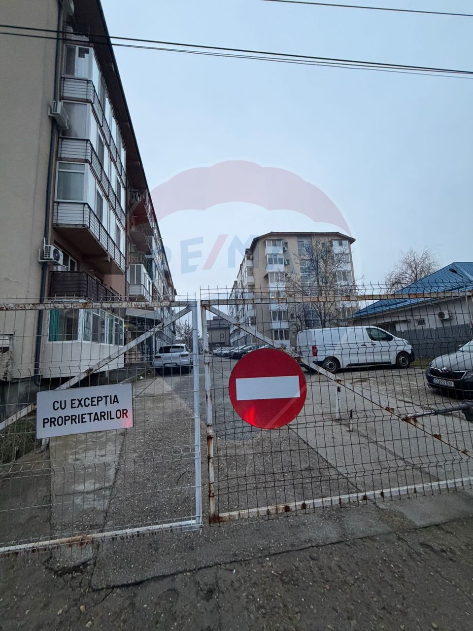 Apartament cu 3 camere de vânzare în zona Craiovita Noua