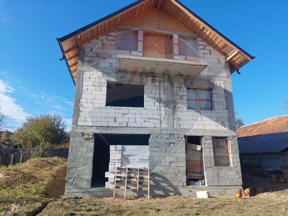 Casa la rosu de vanzare in Caiuti, Bacau