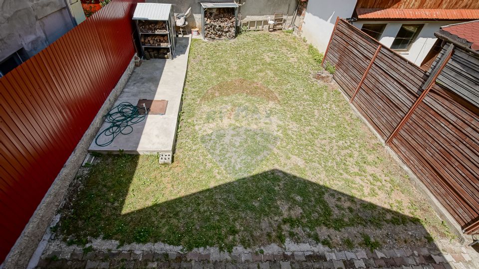 Casă falnică, curte individuală, langă Piața Unirii, în inima Scheilor