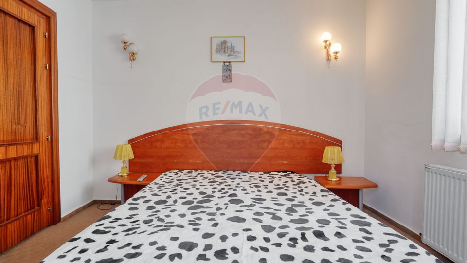 Casă / Vilă cu 8 camere de vânzare în zona Valea Rasnoavei