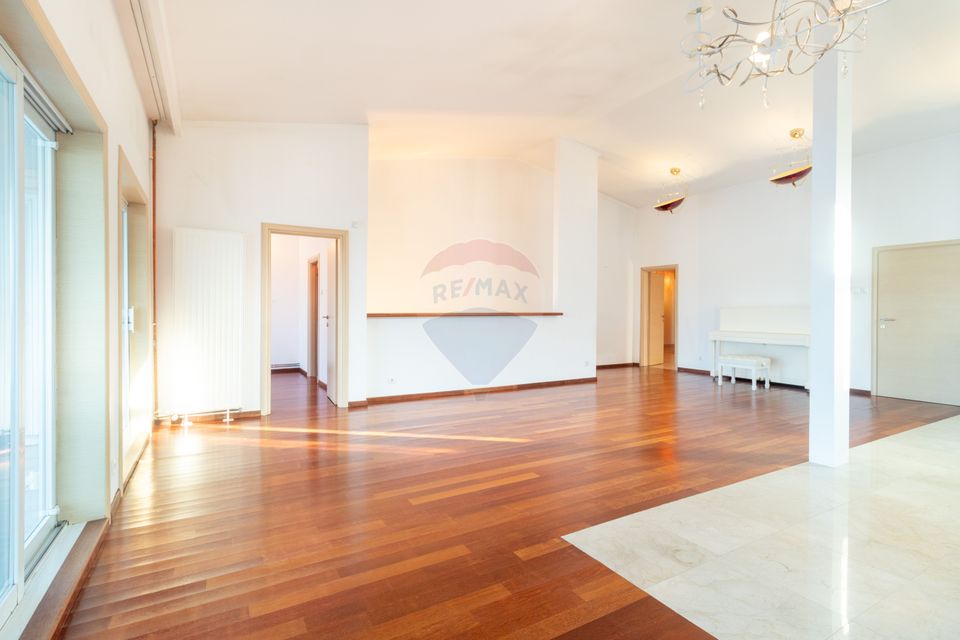 Vanzare Vila 5 camere cu semineu, piscina si priveliste lac piscicol