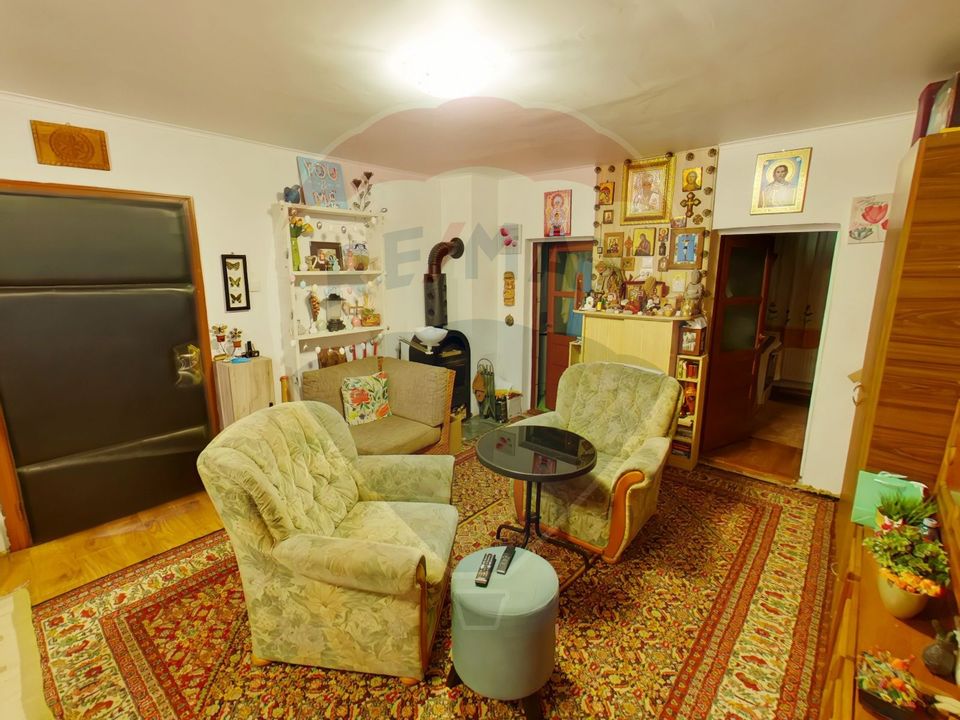 Casă / Vilă cu 5 camere de vânzare în zona Est