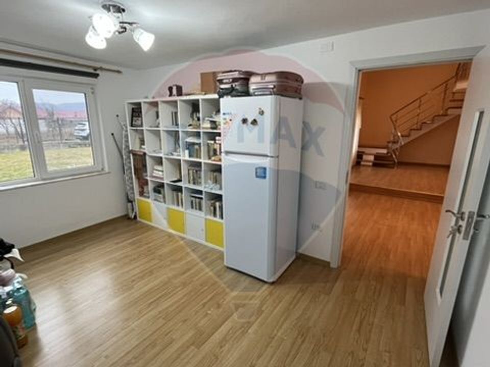 Casă  cu 8 camere de vânzare în zona de deal