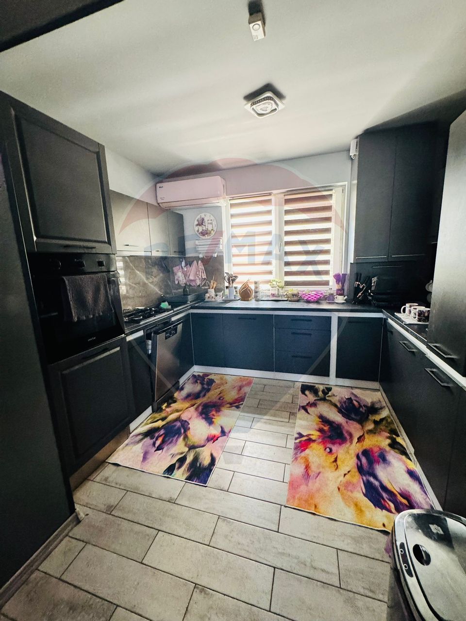 Casă / Vilă cu 8 camere de vânzare în zona Vest