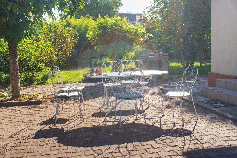 Casă / Vilă cu 10 camere si teren generos, Sos. Salaj