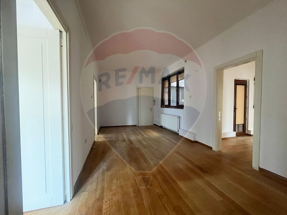 Inchiriere apartament cu 6 camere decomandat/circular-Cismigiu