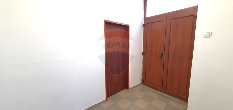 Spațiu comercial 75 mp  Piata Catedralei. Vitrină si acces din stradă
