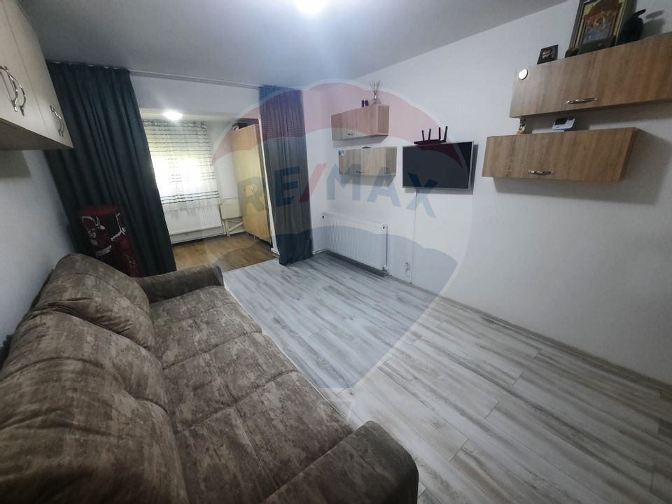 Apartament 2 camere , decomandat.