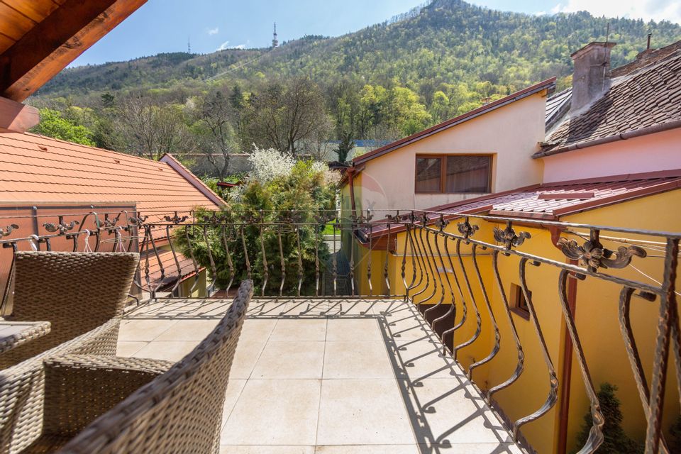 Property Located under Tâmpa composed of 2 Houses and Garden,