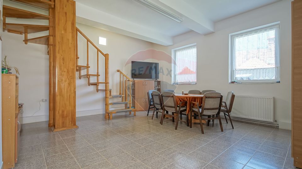 Casă falnică, curte individuală, langă Piața Unirii, în inima Scheilor