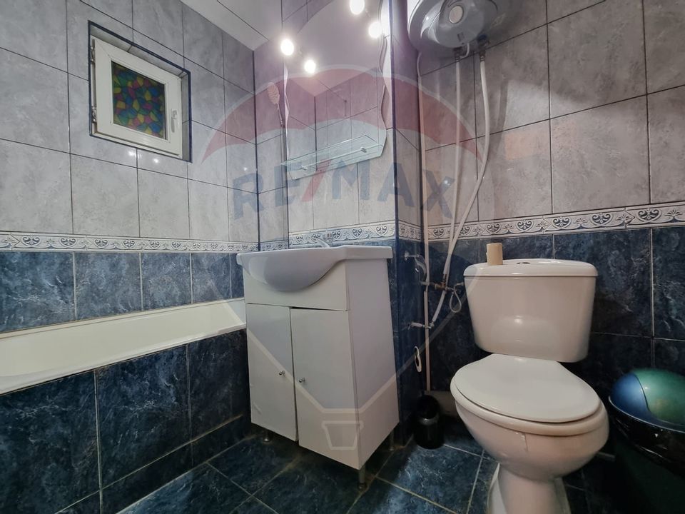 Apartament cu 3 camere de închiriat în zona Dacia