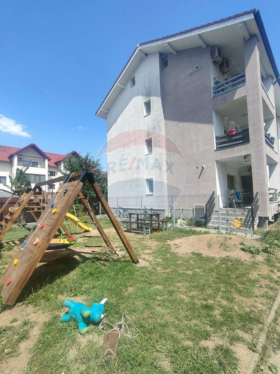 Apartament de vanzare si Parcare în curte privată - Șelimbăr