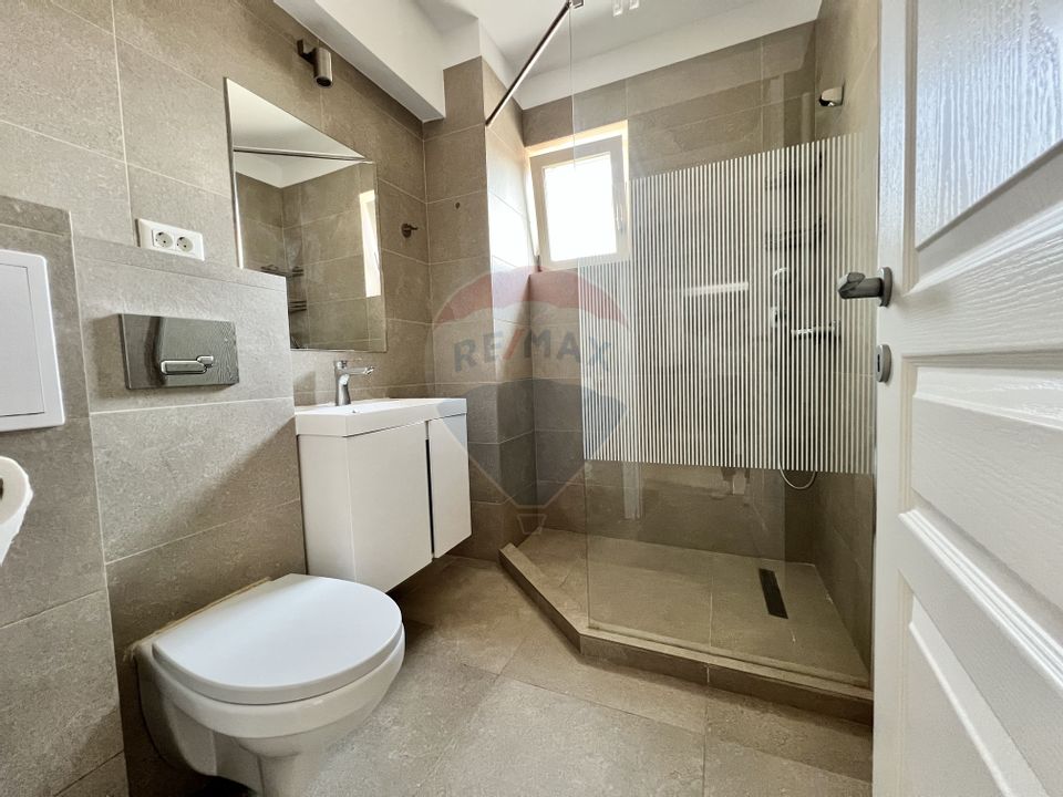 3 camere decomandat, bloc nou. Terasă 8.8 mp  Mobilat & loc de parcare