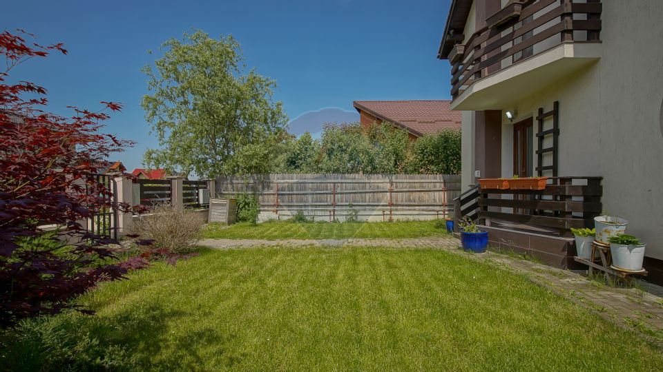 Proprietate cu stil la poalele muntelui - liniște și intimitate!