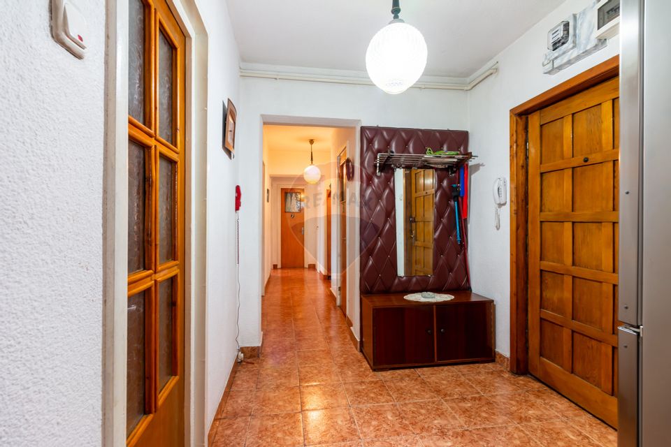 Apartament cu 4 camere de vanzare in Bloc Gioconda I Ploiesti