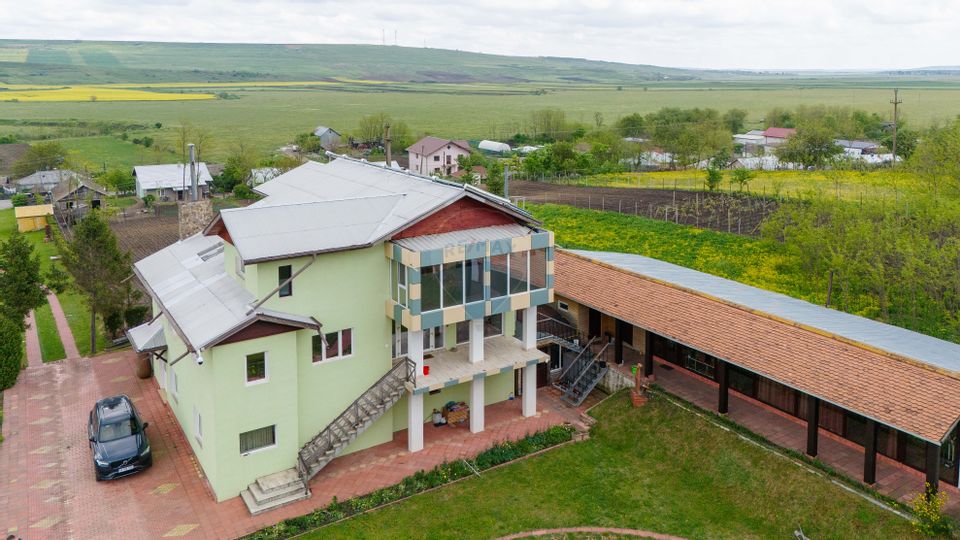 Casă / Vilă cu 10 camere, de vânzare. Todireni, Botoșani.