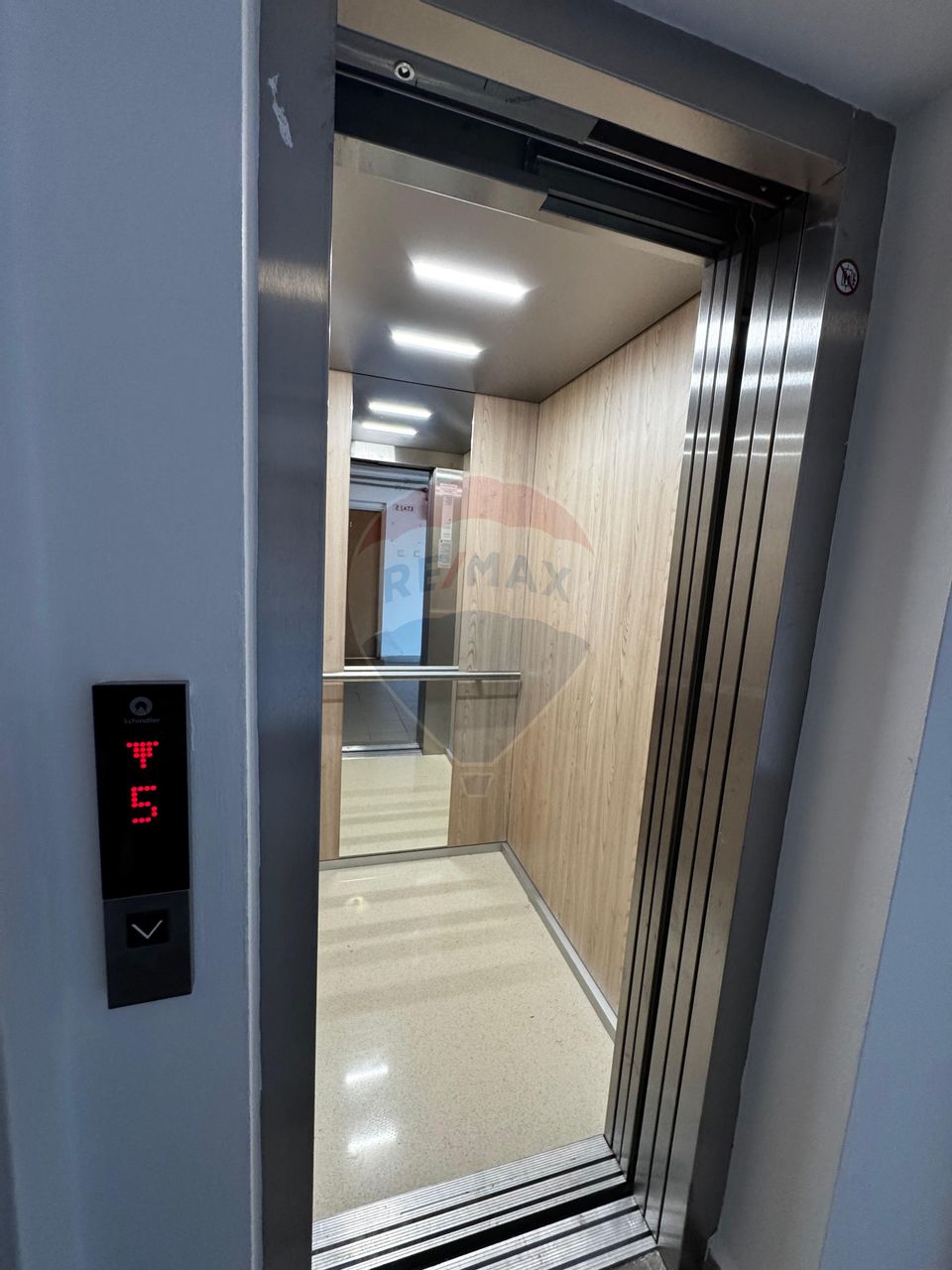 Apartament cu 4 camere/birou de închiriat Piata Victoriei