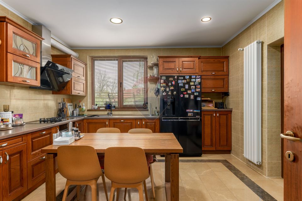 Oferta de sarbatori, discount 10% - Vilă cu parc, piscină și foișor