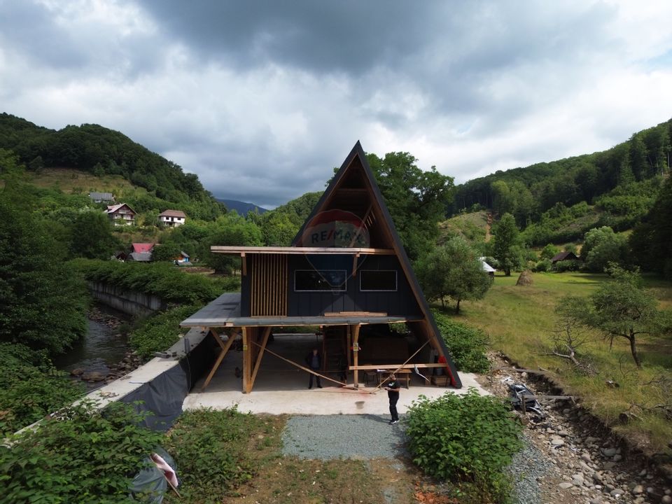 Cabană modernă tip A-frame de 312 m²  de vânzare în zona Firiza