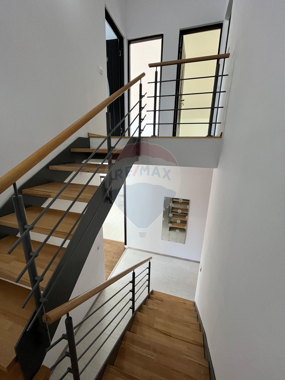 Casă cu vedere spre lac și pădure -deasupra  Barajului Ighis